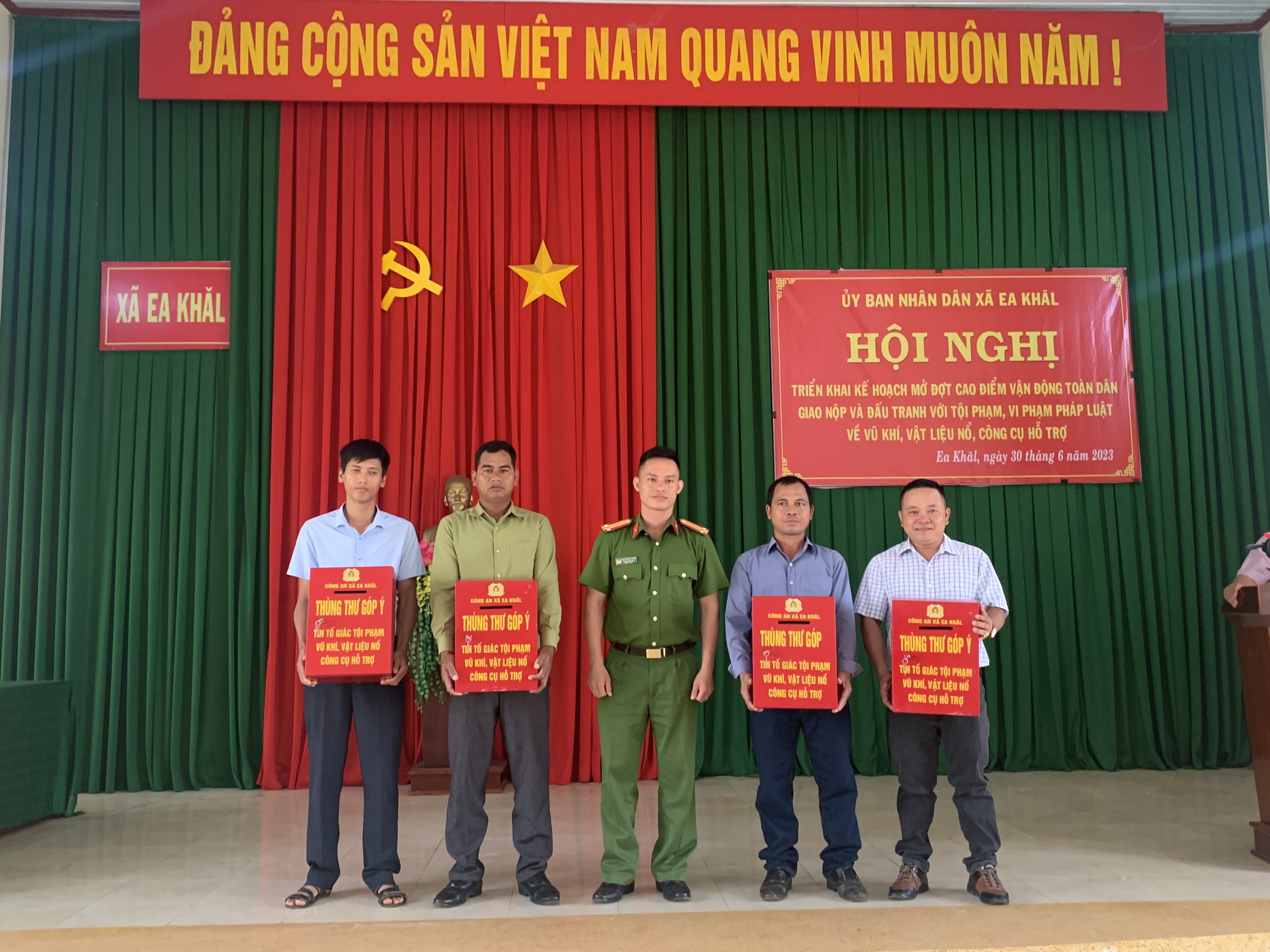 Xã Ea Khăl mở đợt cao điểm vận động nhân dân giao nộp và đấu tranh với tội phạm, vi phạm pháp luật về vũ khí, vật liệu nổ, công cụ hỗ trợ.